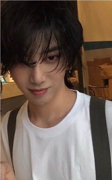 创造营庆功宴，“火星人”华晨宇却全程低头，所做的事情获赞扬