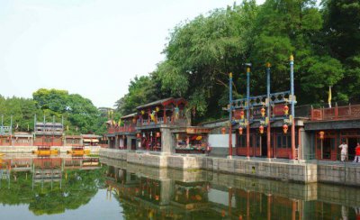 ​北京颐和园苏州街，又称买卖街，位于北京的西北郊