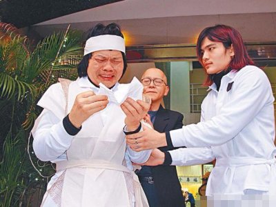 ​港星八两金母骤逝 母灵堂前崩溃痛哭